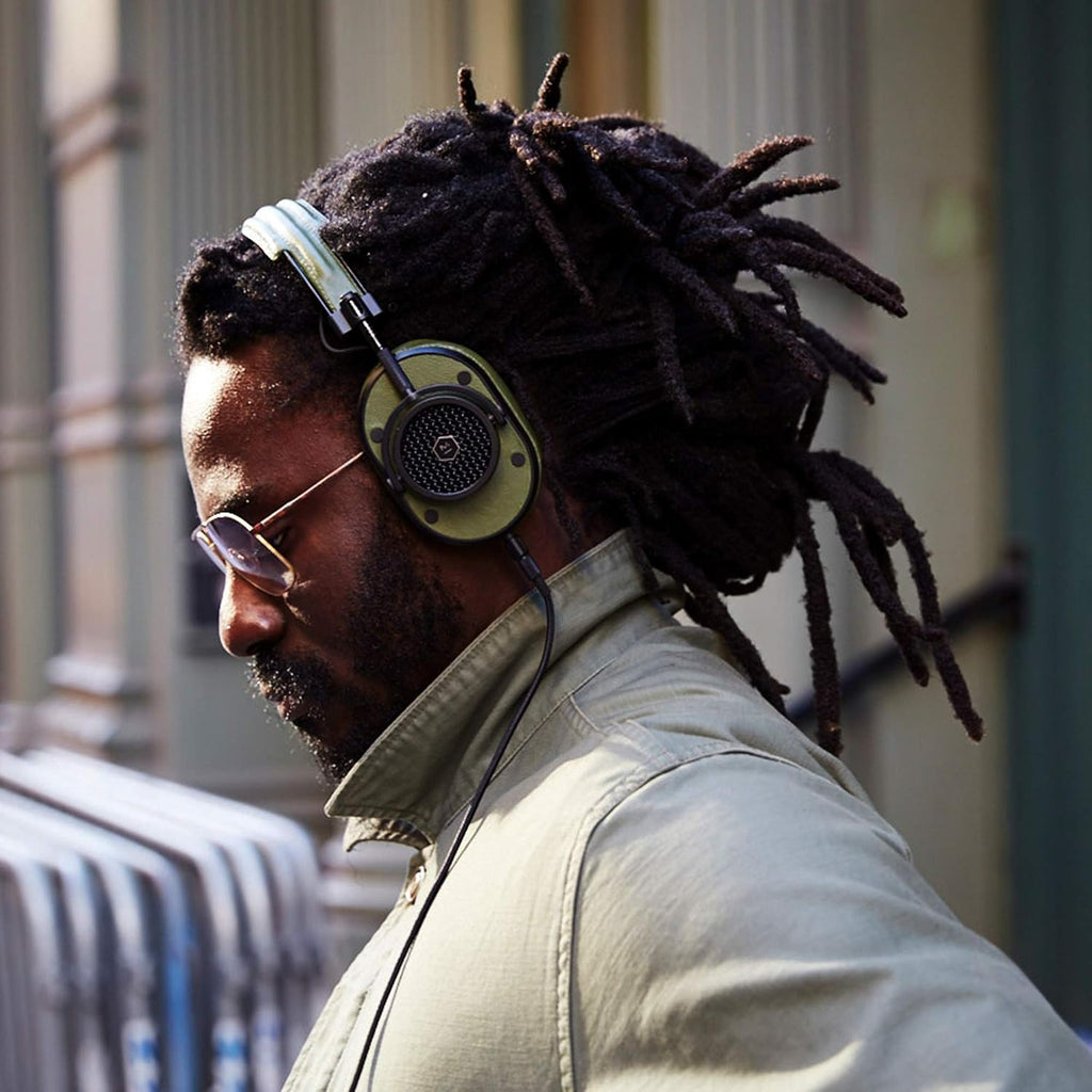 Master & Dynamic MH40 Over-Ear Headphones with Wire - Noise Isolating with Mic Recording Studio Headphones with Superior Sound, 200mm x 185mm x 50mm (MH40B8)