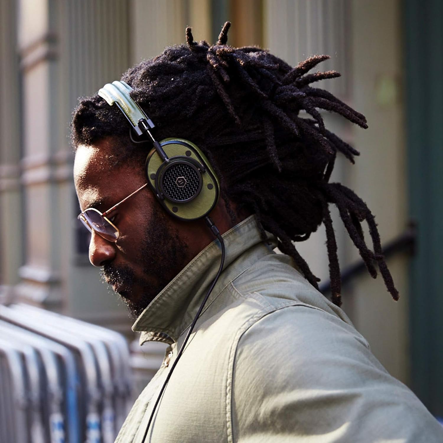 Master & Dynamic MH40 Over-Ear Headphones with Wire - Noise Isolating with Mic Recording Studio Headphones with Superior Sound, 200mm x 185mm x 50mm (MH40B8)