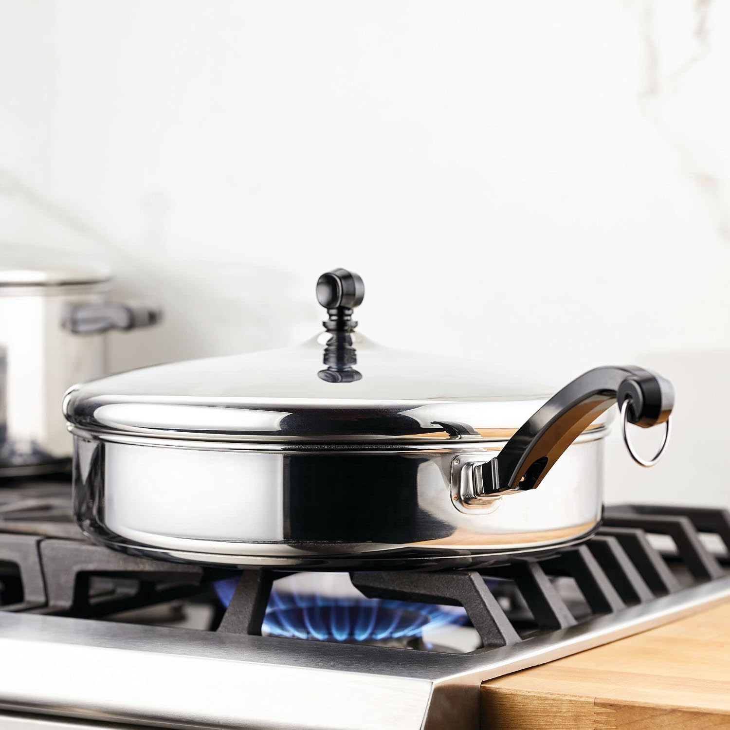 Farberware Classic Saute Pan / Frying Pan / Fry Pan with Lid and Helper Handle - 4.5 Quart, Silver, 50012