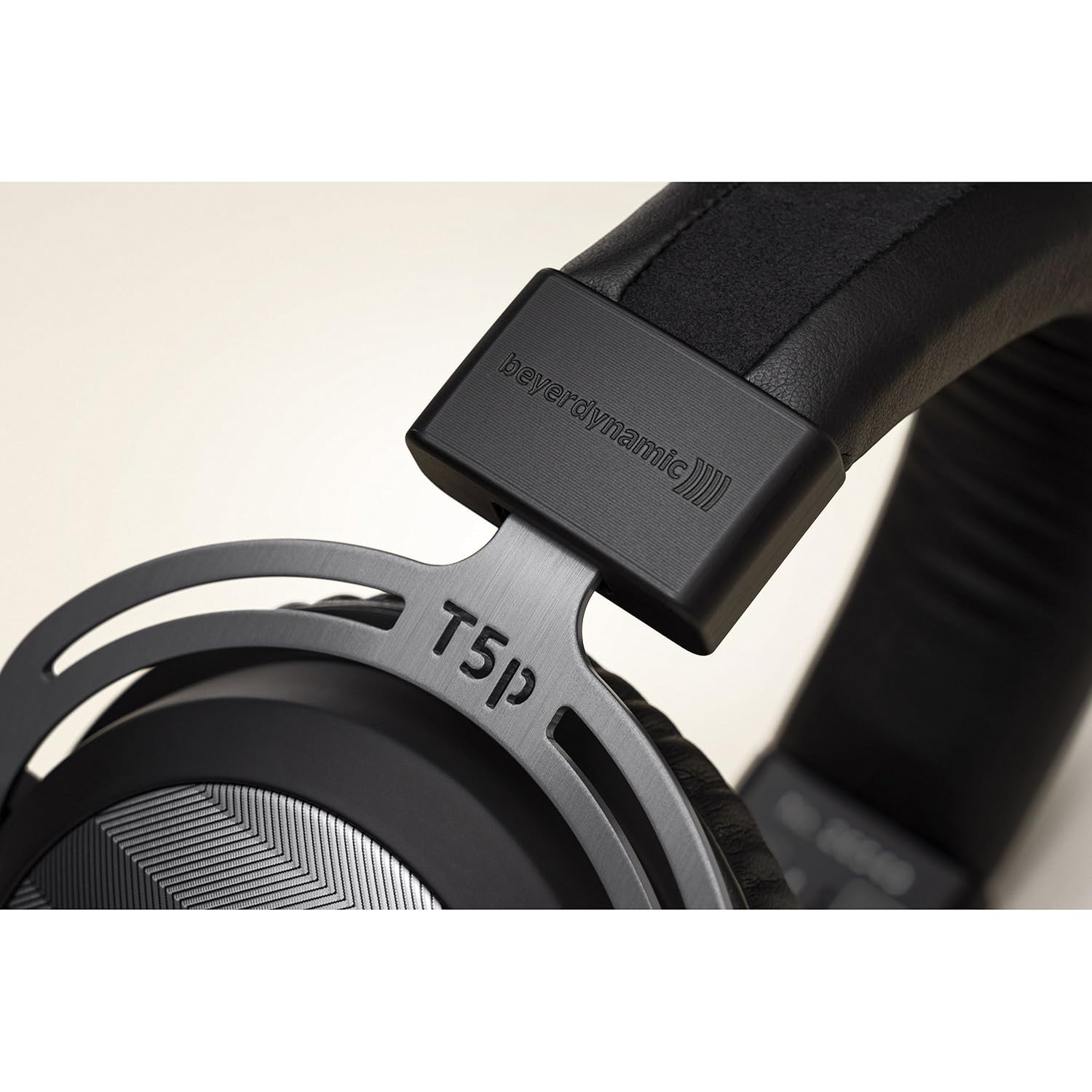 beyerdynamic T 5 p (2nd generation) over-ear stereo headphones. Enclosed design, pluggable cable, high-end