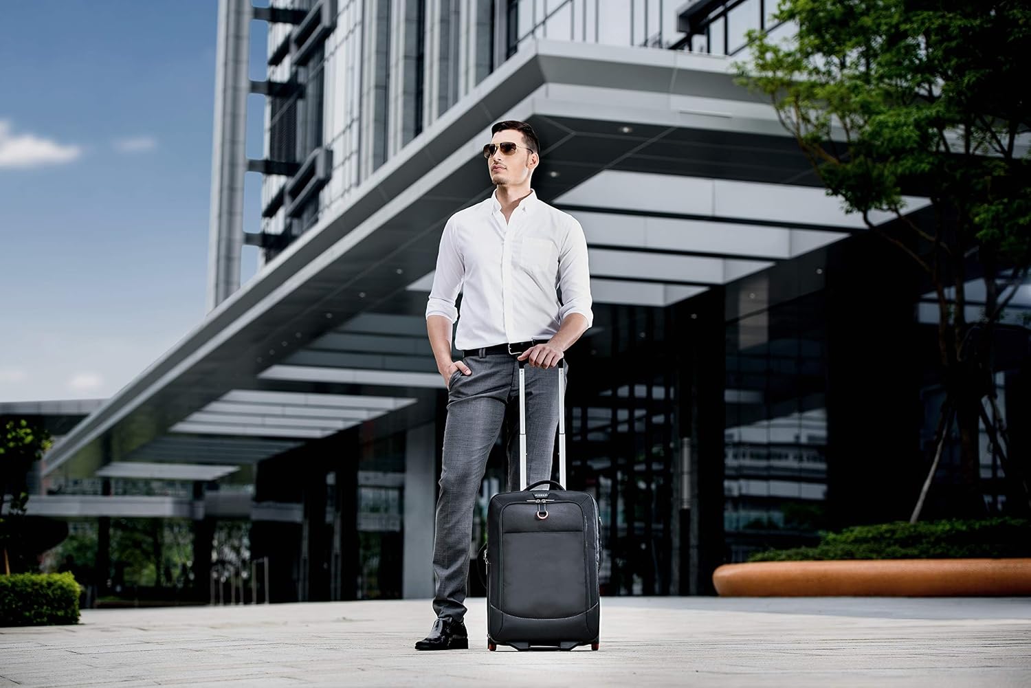 EVERKI Wheeled 420 Laptop Trolley, Rolling Carry-On Work Bag, TSA Friendly Removable Sleeve, Flight Approved, Organized Travel Luggage w/ Wheels for Business & Gaming, Fits Laptops up to 18.4' - Black