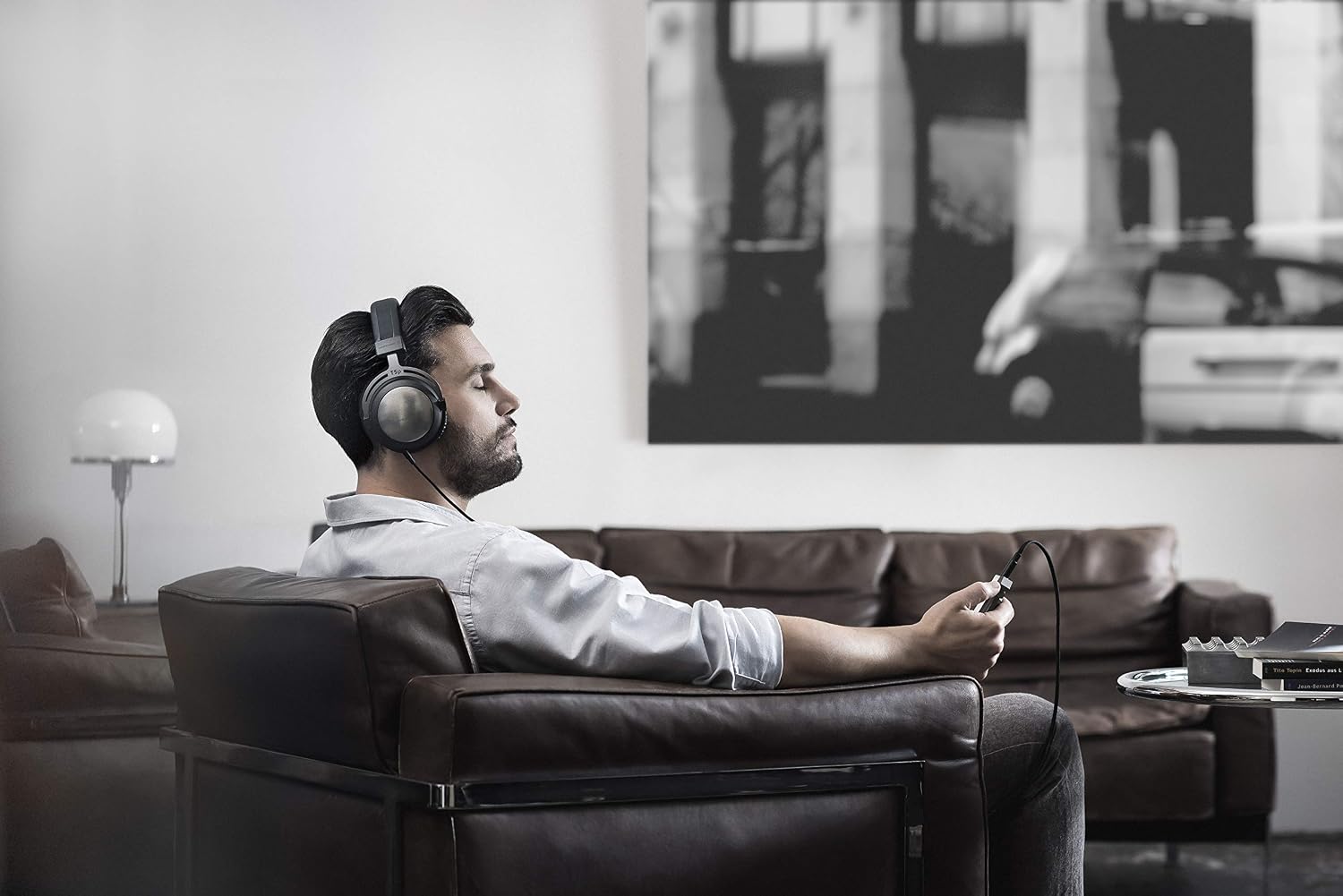 beyerdynamic T 5 p (2nd generation) over-ear stereo headphones. Enclosed design, pluggable cable, high-end