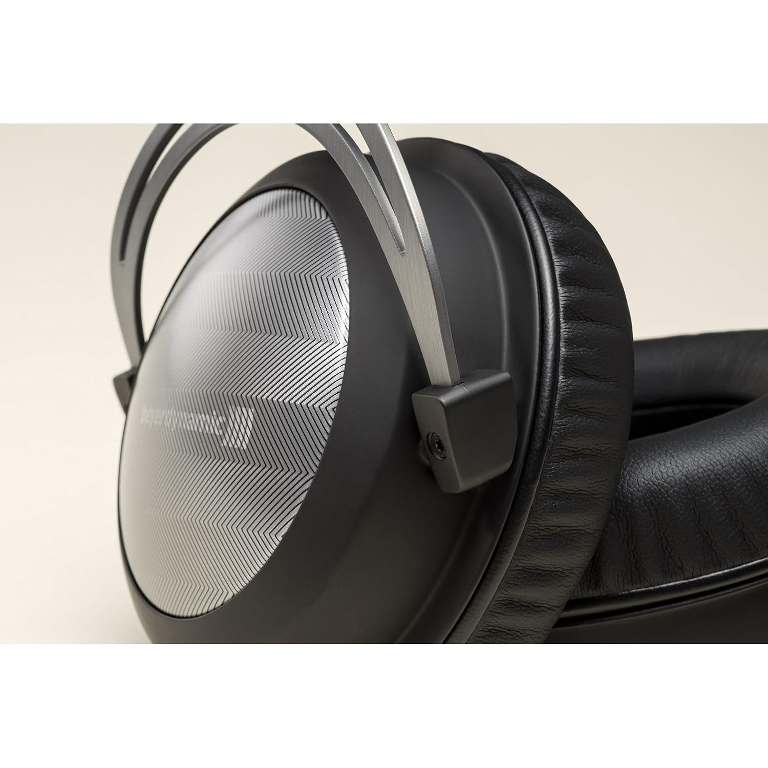 beyerdynamic T 5 p (2nd generation) over-ear stereo headphones. Enclosed design, pluggable cable, high-end